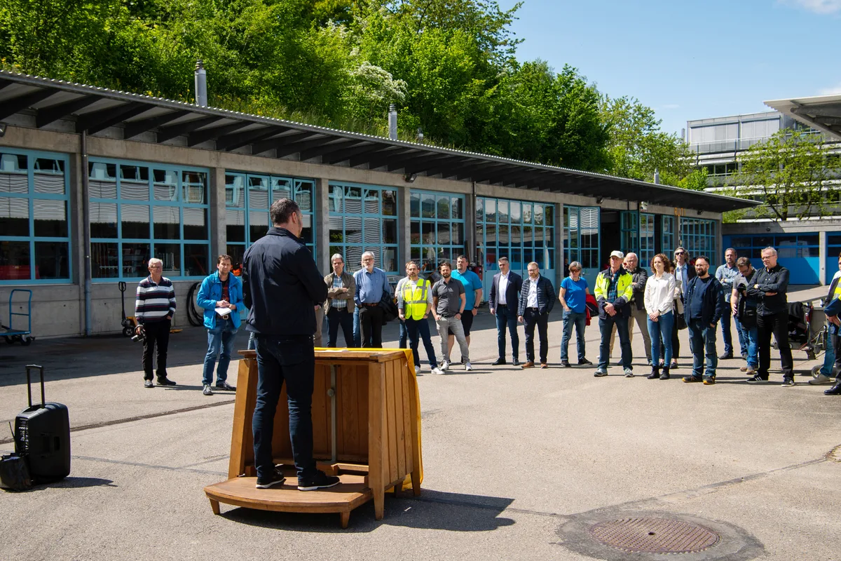 Roger Hess (Präsident Gemeindewerke) begrüsste die rund 40 Gäste zum feierlichen Akt. Impressionen mit verschiedenen Menschen beim Spatenstich zum Fernwärmeprojekt Energieverbund Rüti.